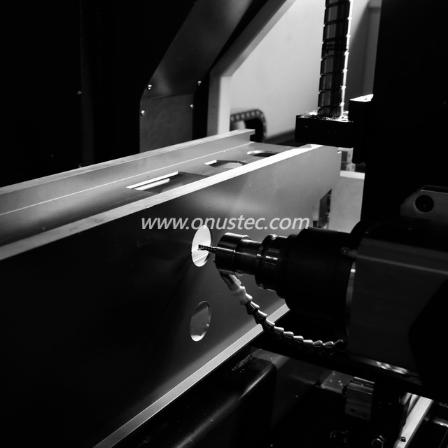 مركز تصنيع مقاطع CNC ذات 4 محاور