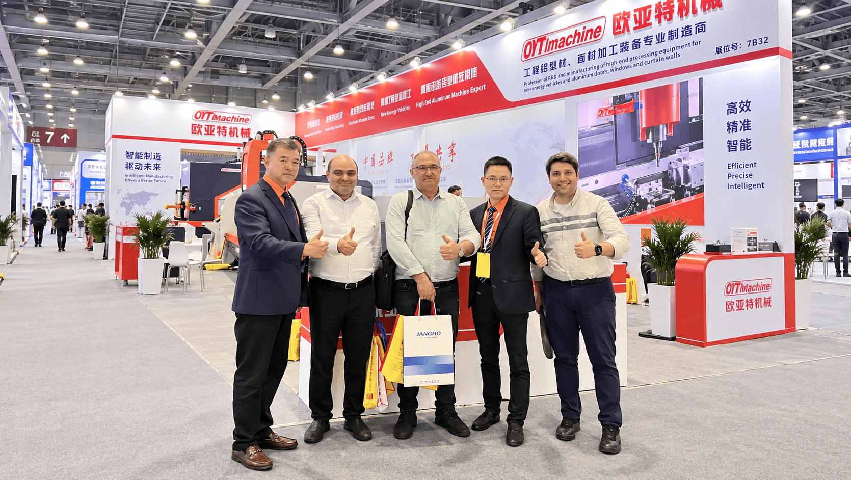 فوائد العمل مع الشركة المصنعة لمركز ماكينات الحفر CNC OEM: خيارات التخصيص والدعم المباشر